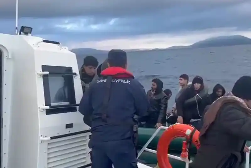 İzmir açıklarında 51 düzensiz göçmen yakalandı, 84 göçmen kurtarıldı
