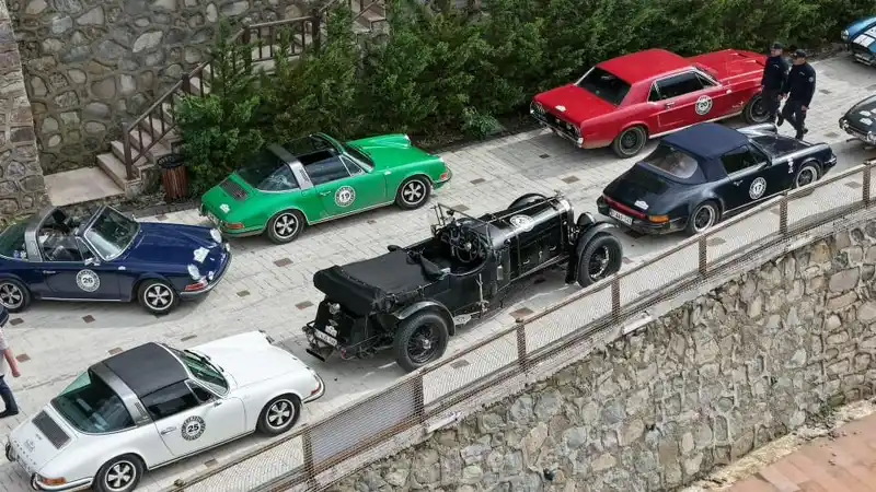 Belçikalı klasik araç tutkunları Artvin’de
