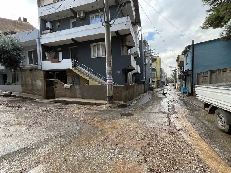 İzmir’de etkili olan sağanak sonrası yollar göle döndü
