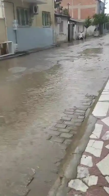 On dakikalık yağış sonrası Umurlu’da sokaklar sular altında kaldı
