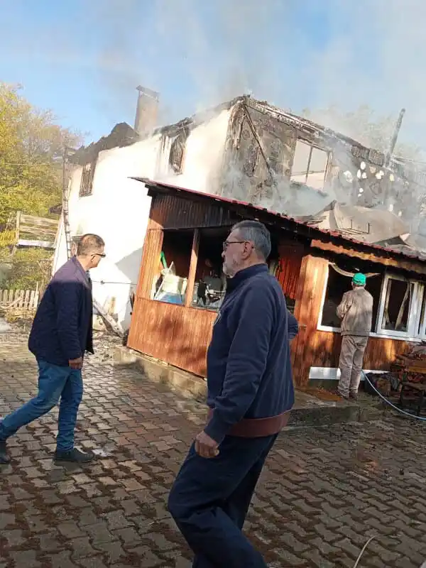 Bolu’da 2 katlı ev küle döndü
