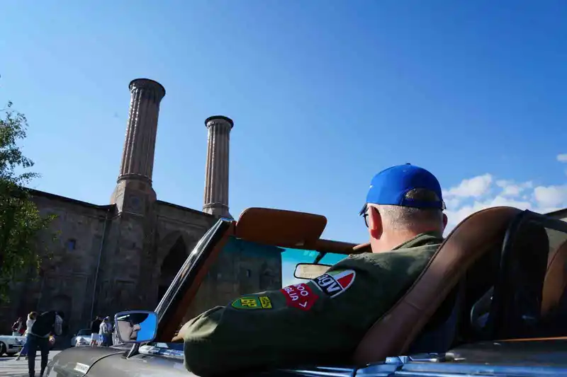 Klasik araç tutkunlarının  Türkiye turu Erzurum’dan başladı
