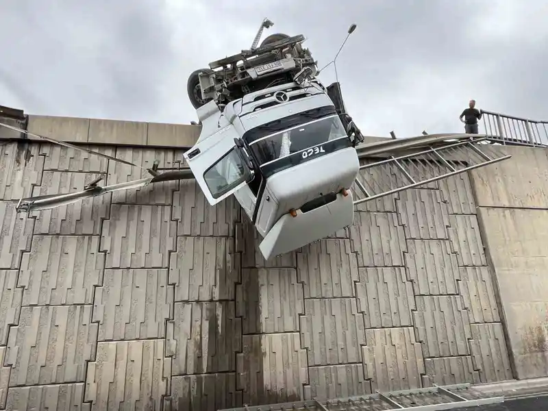 İzmir’de viyadükte askıda kalan tırın kaza anı kamerada
