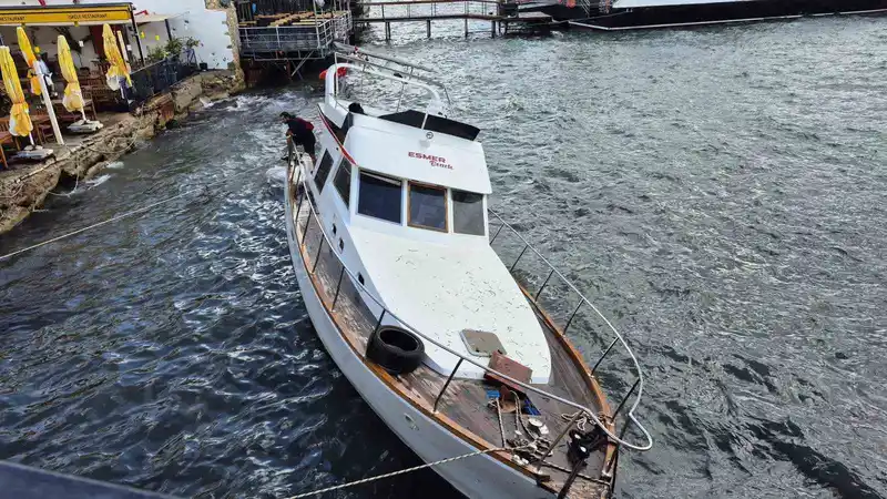 Ahşap tekne kıyıya vurdu
