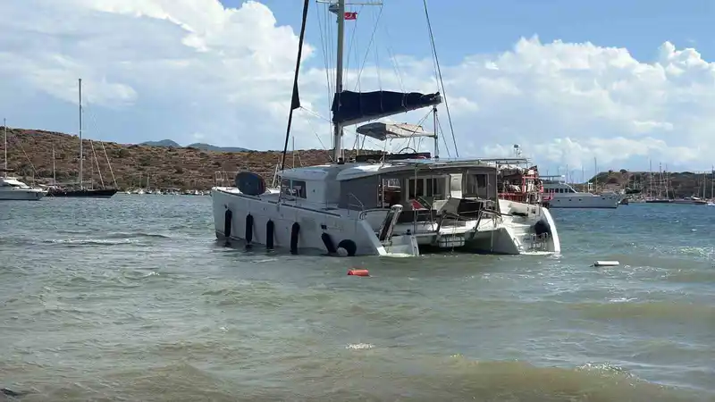 Yelkenli katamaran karaya oturdu
