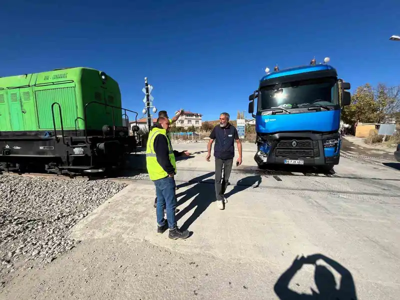 Malatya’da tren tıra çarptı
