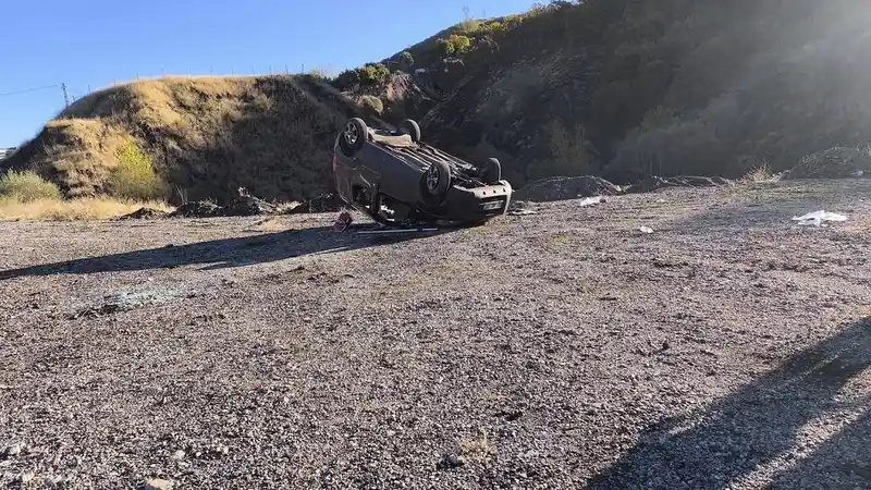 Bingöl’de hafif ticari araç takla attı: 5 yaralı

