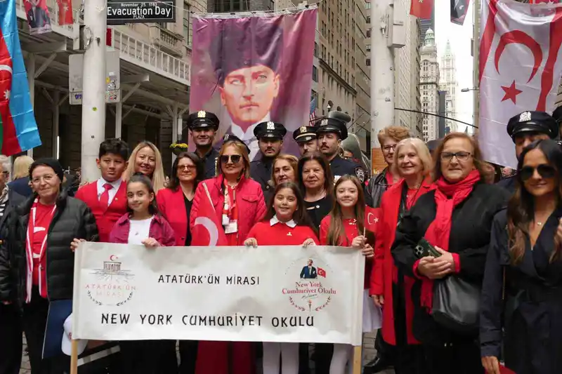 New York’ta Türk ve Amerikan bayrakları göndere çekildi