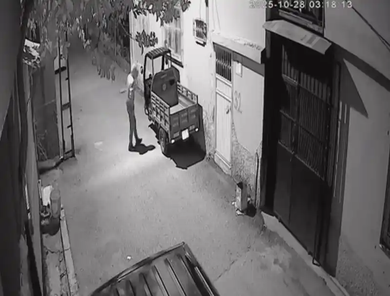 Yüzünü kapüşonla kapatarak mopedi dakikalar içinde çaldı
