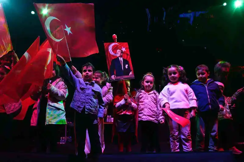 Sancaktepe’de Cumhuriyet coşkusu fener alayı ve Feridun Düzağaç konseriyle zirveye ulaştı
