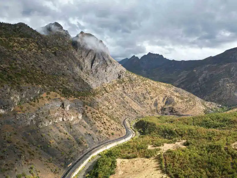 Sonbaharda meşe ormanları kartpostallık görüntüler oluşturdu
