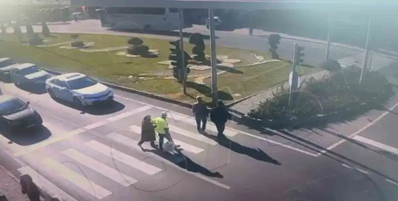 Trafik polisinden örnek davranış