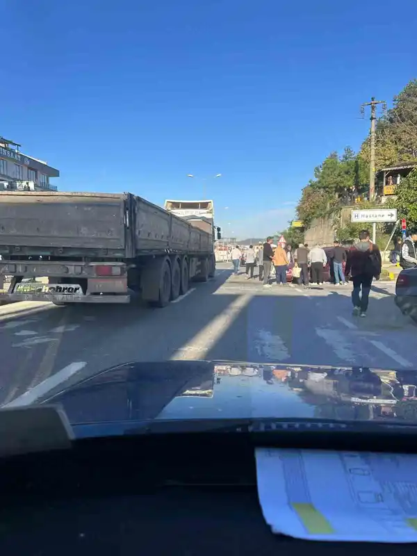 Hastane girişinde kaza: 2 yaralı
