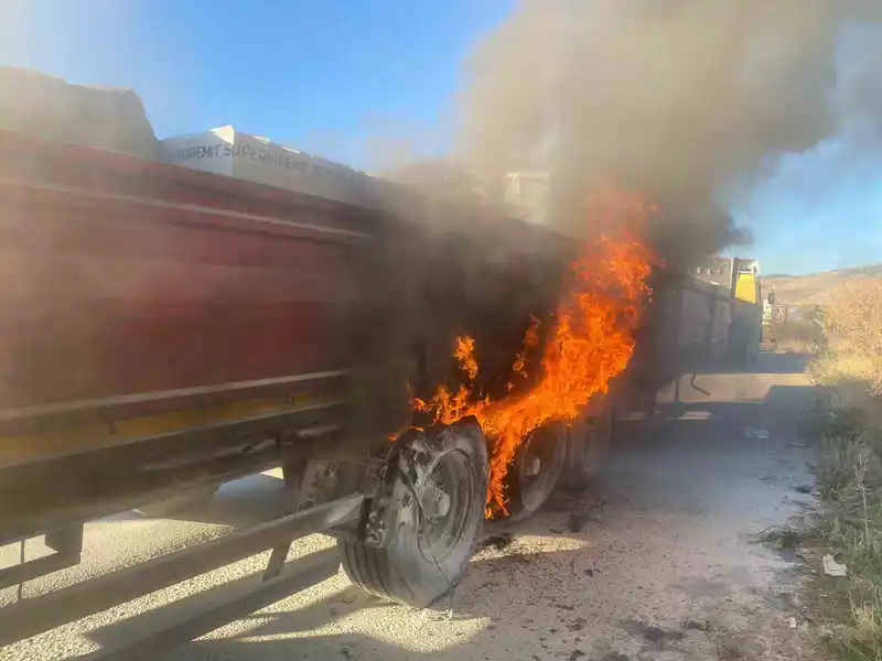 Seyir halindeki tırda çıkan yangın korkuttu
