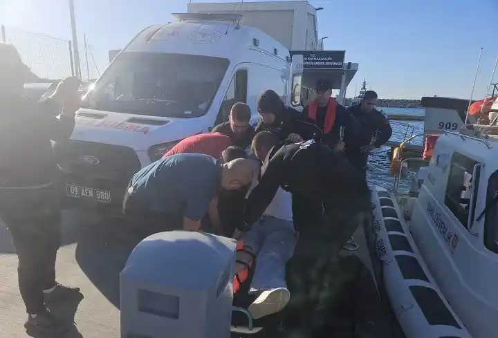 Sahil güvenlik ekipleri yaralanan şahsı kurtardı
