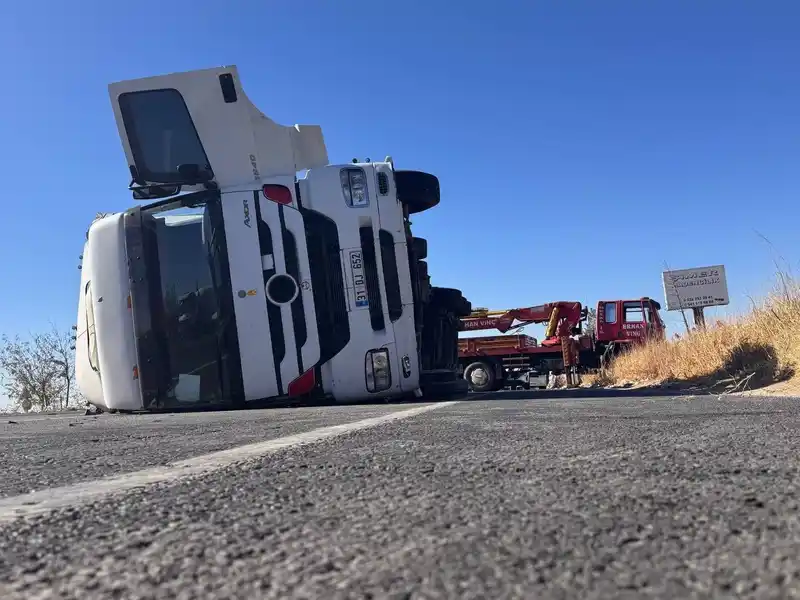 Şanlıurfa’da tekstil hammaddesi yüklü tır devrildi
