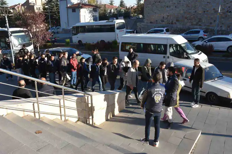 Öğretmen olacaktı, çete lideri oldu
