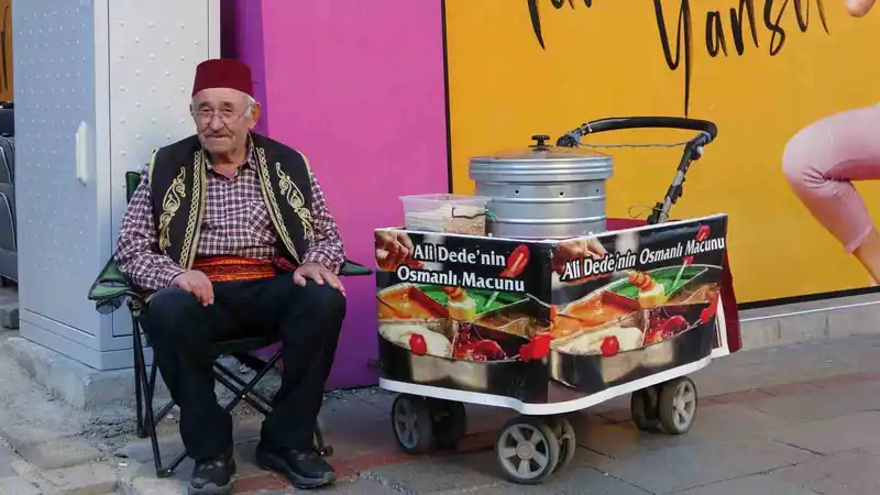 Isparta’da 11 yaşında başladığı mesleğinde 65 yıldır sokaklarda
