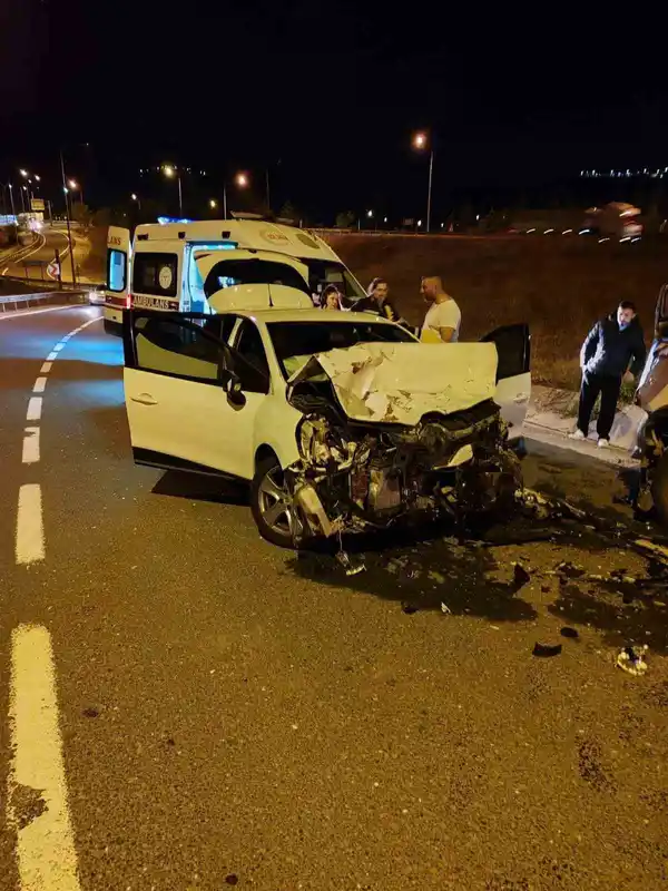 Bilecik’te 2 araç kafa kafaya çarpıştı; 2 yaralı
