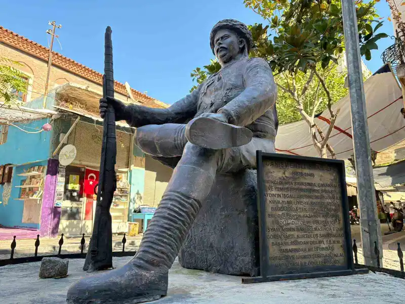 Yunanlıları kendi silahlarıyla vuran İsmail Efe’nin heykelindeki kama çalındı
