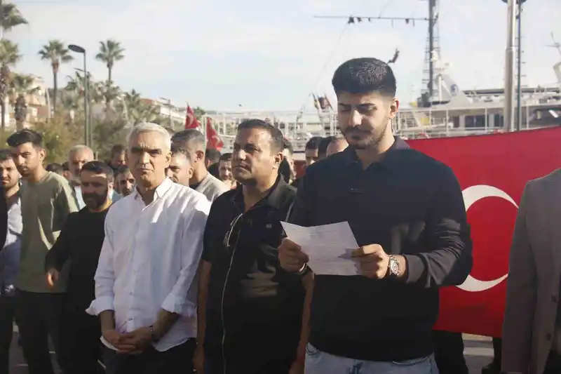 Marmaris kapalı çarşı esnafı, kapalı çarşının üstünün açılmaması için eylem yaptı