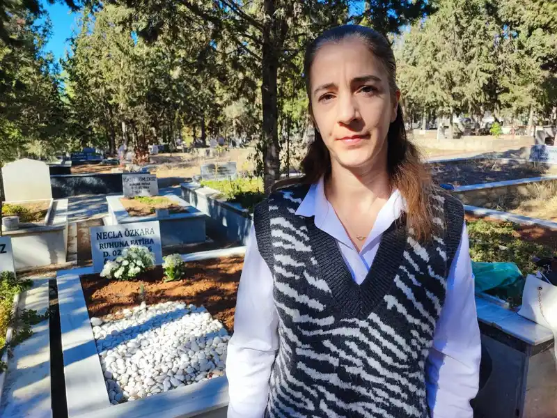 Müteahhit rekor ceza alınca genç kadın, anne ve babasının mezarında şükür duası etti
