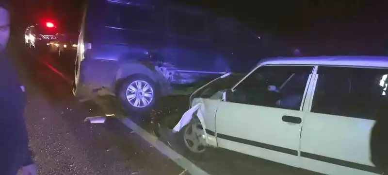 Derebucak’ta otomobil ile minibüs çarpıştı: 2 yaralı
