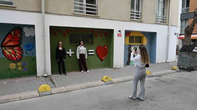 Duvar yazılarından bıkan yönetici çareyi sanatta buldu
