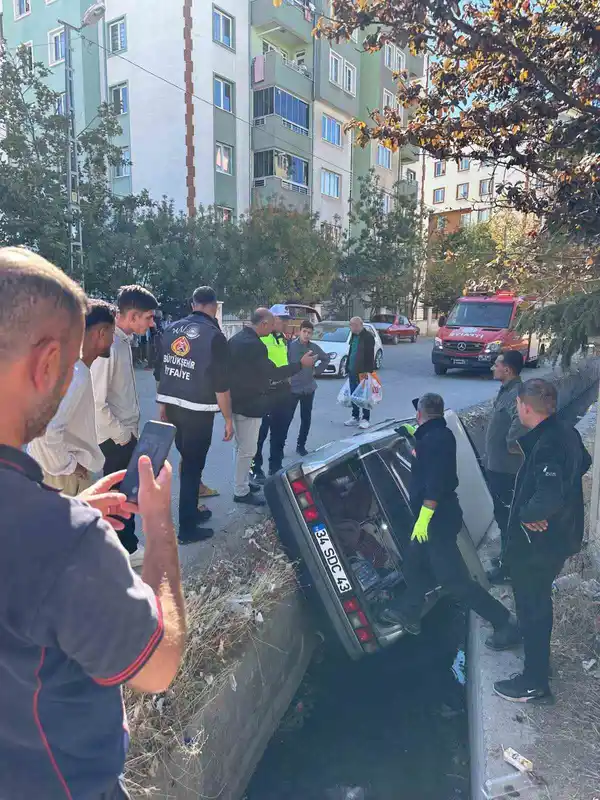 Van’da otomobil su kanalına düştü: 1 yaralı
