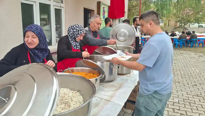 Hisarcık Yukarı Yoncaağaç köyünde 13 yıldır sürdürülen hayır yemeği geleneği
