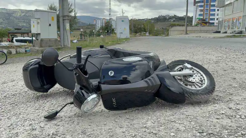 Motosiklet mucurlu yolda devrildi: Kaza anı kamerada
