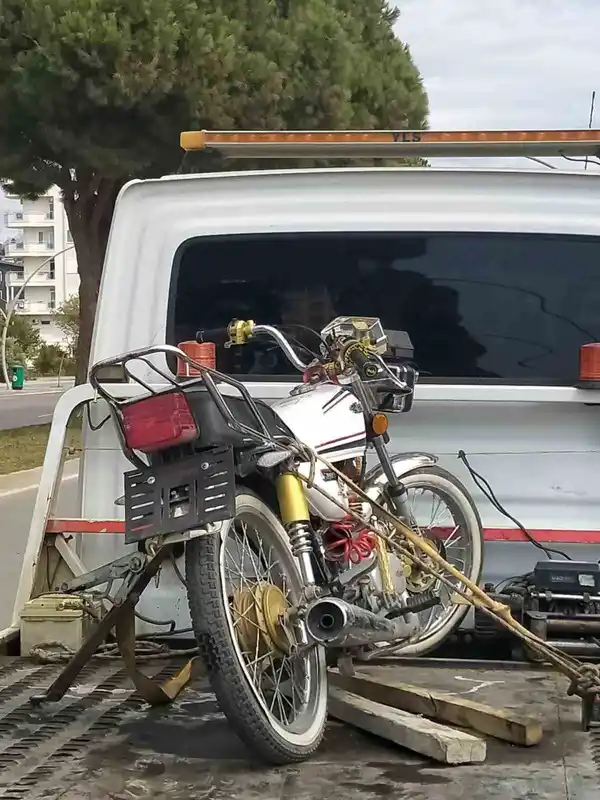 Ehliyetsiz ve plakasız motosiklet kullanan sürücüye 52 bin TL ceza
