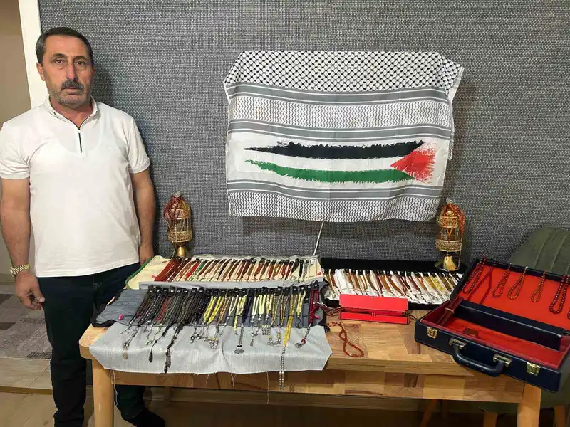 35 yıllık tespih koleksiyonunu Gazze için satışa çıkardı
