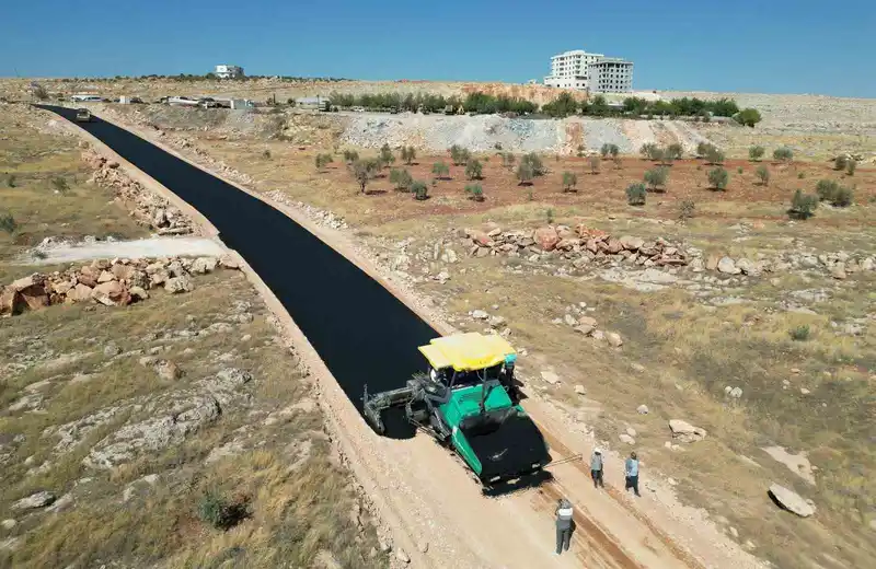 Halfeti Bozova grup yolunda asfalt serimine başlandı
