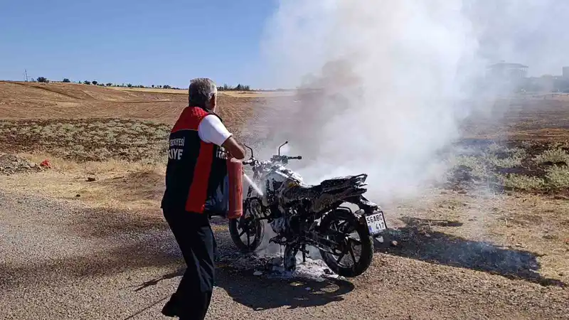 Siirt’te seyir halindeki motosiklet alev aldı
