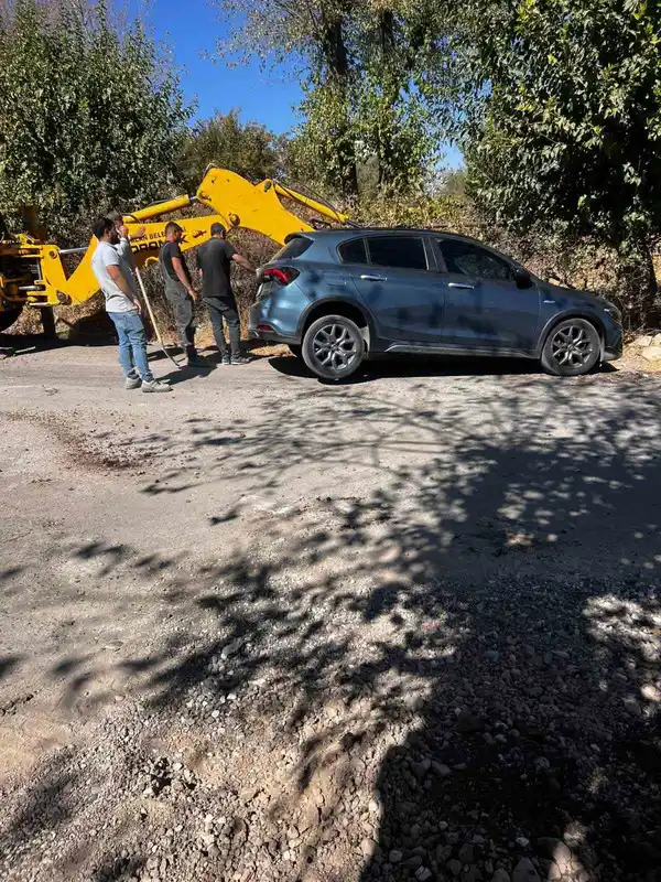 Kurtalan’da çukura düşen araç kepçe yardımıyla çıkartıldı
