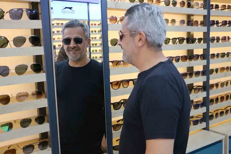 Vatandaşlar orijinal fiyatına sahte güneş gözlüğüne yöneldi, gözlükçüler uyardı
