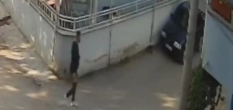 Tartıştığı kişinin otomobilini ateşi veren şahıs gözaltına alındı
