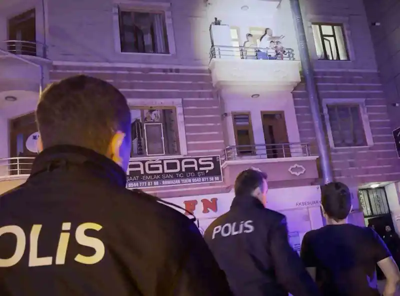 Eski eşini darbeden şahıs çocuklarını bıçakla rehin aldı
