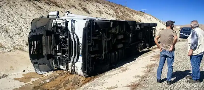 Sürücüsünün direksiyon hakimiyetini kaybettiği Tır yan devrildi
