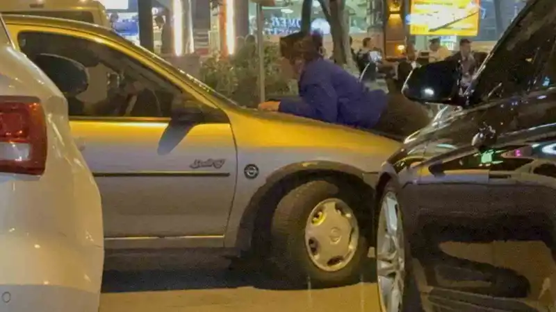 Kocasıyla tartışan kadın otomobilin kaputuna yattı
