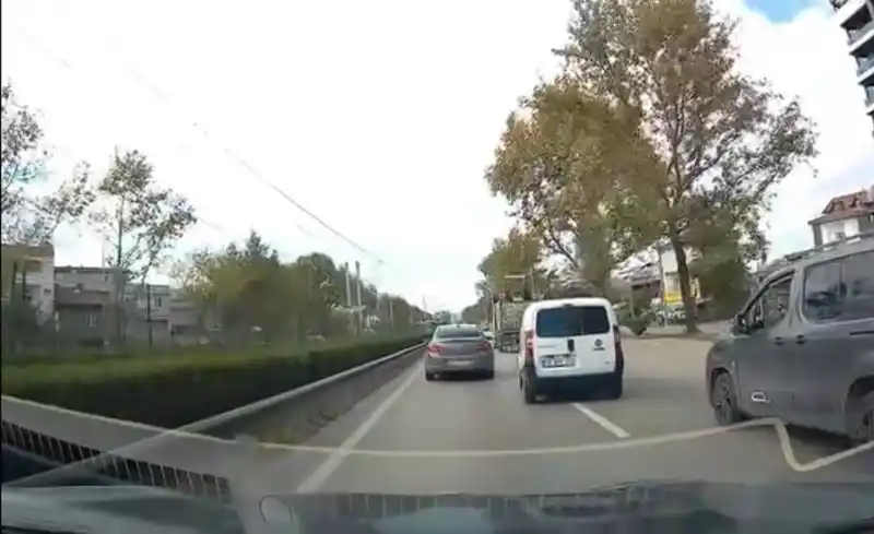 Makas anı kamerada...Kazaya ramak kaldı
