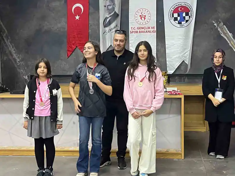 Çeşme Belediyespor genç satranççılarından gururlandıran başarı
