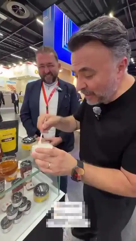 Firari FETÖ’cü, Almanya’da Adana’dan gelen firmanın balını tanıttı
