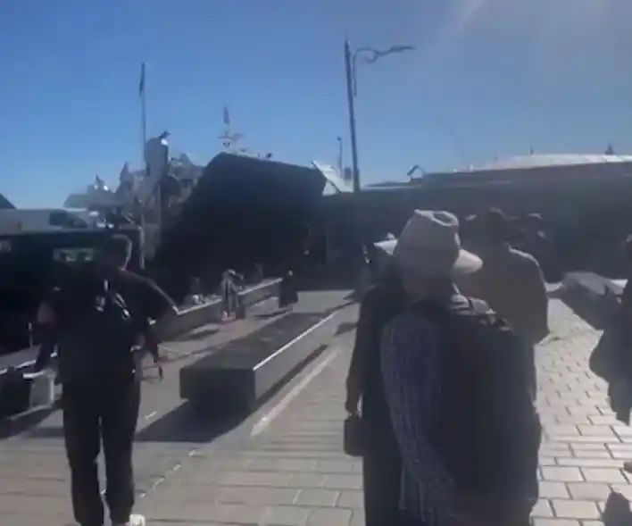 İstanbul’da arabalı vapur iskeleye çarptı, kaza anı kameraya yansıdı
