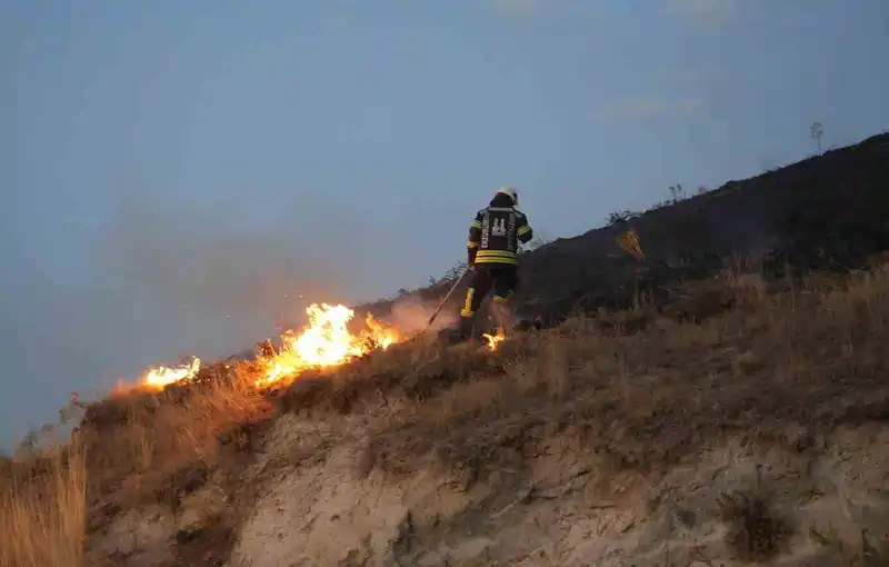 Erzurum’da havai fişek yangına neden oldu
