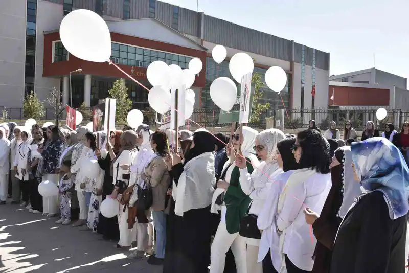 Bitlis’te kadınlar beyaz balonla İsrail’i kınadı
