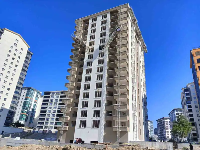 Kırılan yük asansöründen düşen inşaat işçisi kuzenler hayatını kaybetti
