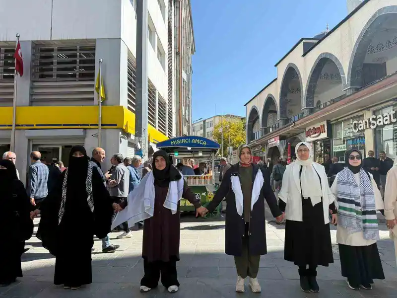 Ağrı’da kadınlar Gazze’ye destek için sessiz zincir oluşturdu
