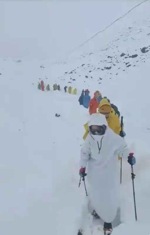 Everest’teki kar fırtınası nedeniyle bin kişi dağda mahsur kaldı
